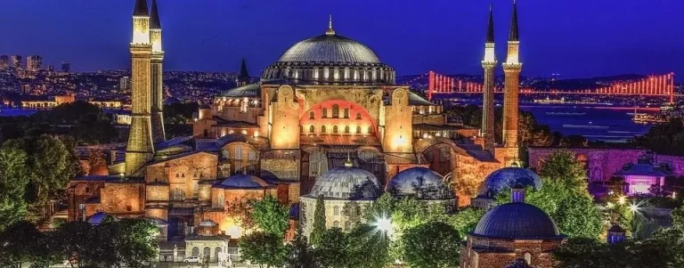 Wisata bersama keluarga mengeksplorasi Hagia Sophia